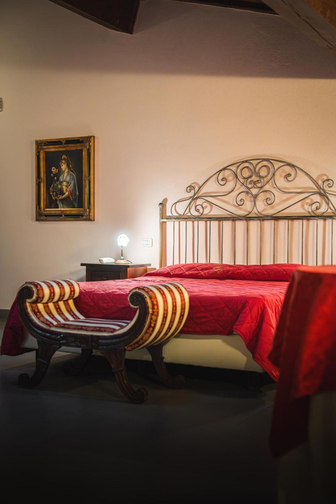 Hotel La Tavola Rotonda Кортемаджоре Экстерьер фото