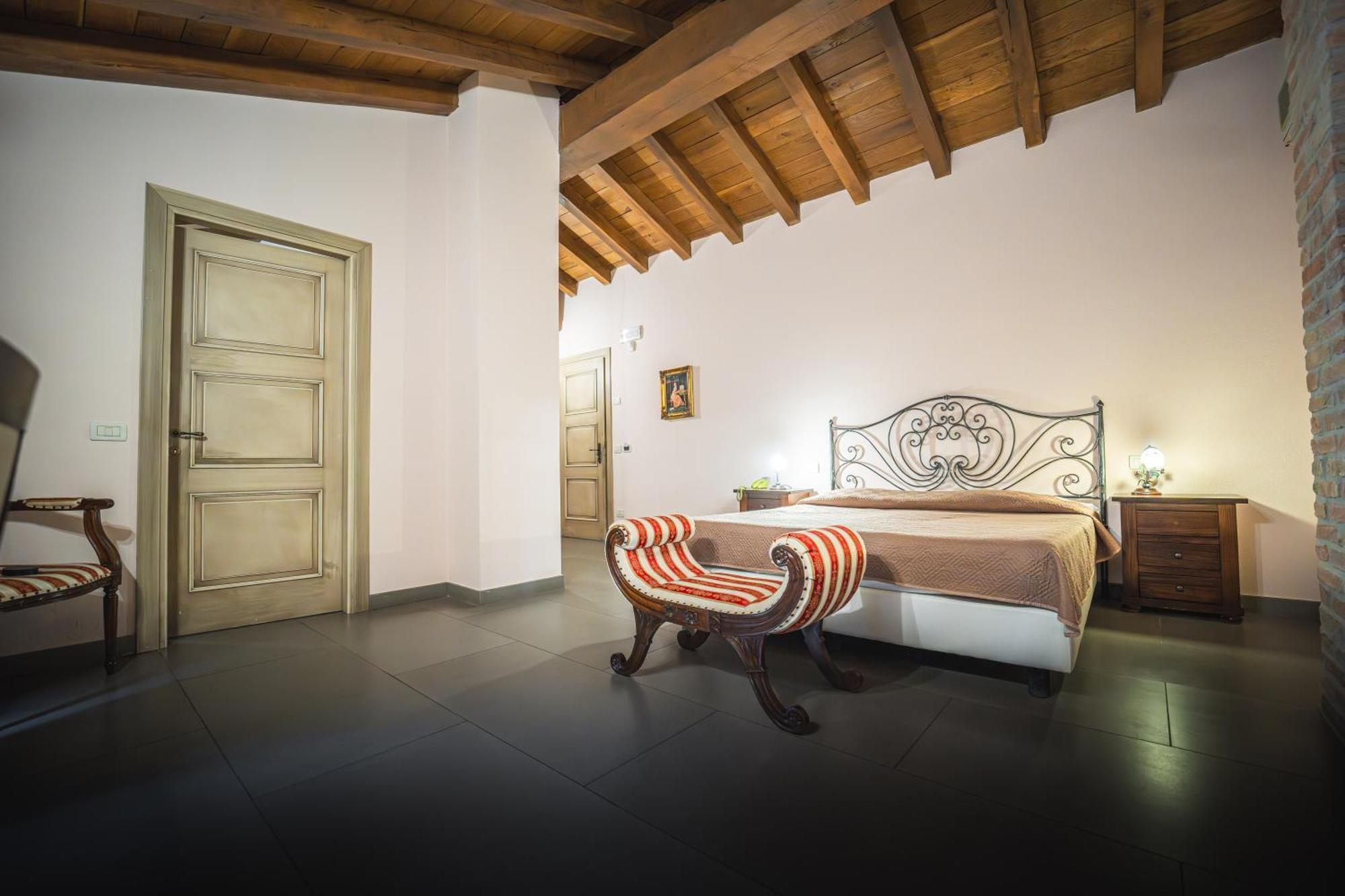 Hotel La Tavola Rotonda Кортемаджоре Экстерьер фото